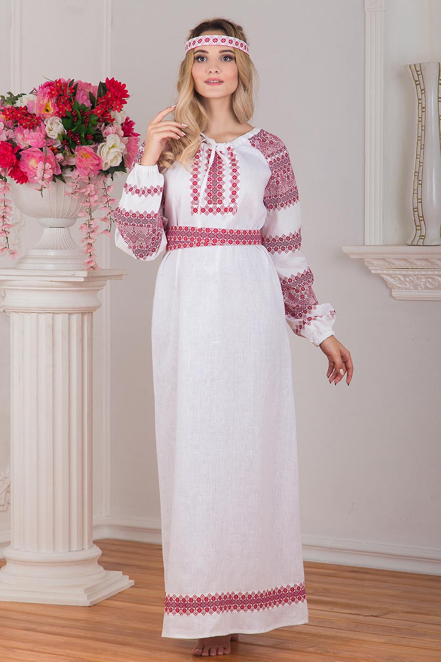 Women in Slavic costumes in Puducherry